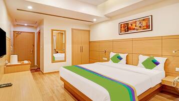 Deluxe Room | Desk, iron/ironing board