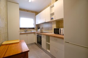 Een koelkast, een magnetron, een oven, een koffiezetapparaat/waterkoker