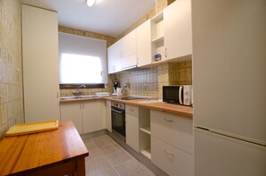 Geladeira, micro-ondas, fogão, lava-louças