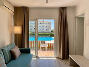 Living area - FESTASTAR 103 (Estartit)