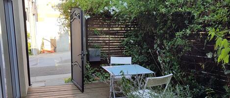 تناول الطعام بالخارج