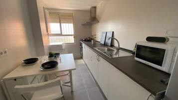 Een koelkast, een microgolfoven, een oven, een kookplaat