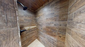 Badekar, hårføner og håndklær
