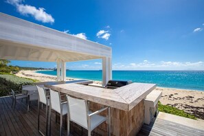 Outdoor dining - Villa Turtle Nest – Beachfront Serenity on Baie Longue, St. Martin (Phillipsburg)