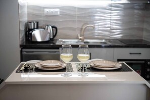 Jääkaappi, uuni, liesi, kahvin-/teenkeitin