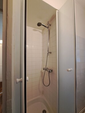 Shower, hair dryer, towels, soap - Beautiful apartment in pleasant Parisian neighborhood (Paris)