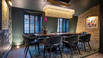 Phòng Suite Deluxe | Khu vực ăn uống tại phòng