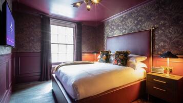 Premium-sengetøj, pengeskab på værelset, skrivebord