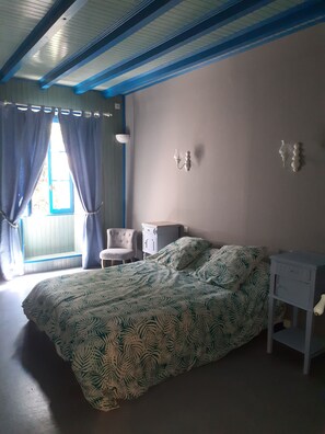 4 bedrooms, desk, iron/ironing board, travel crib