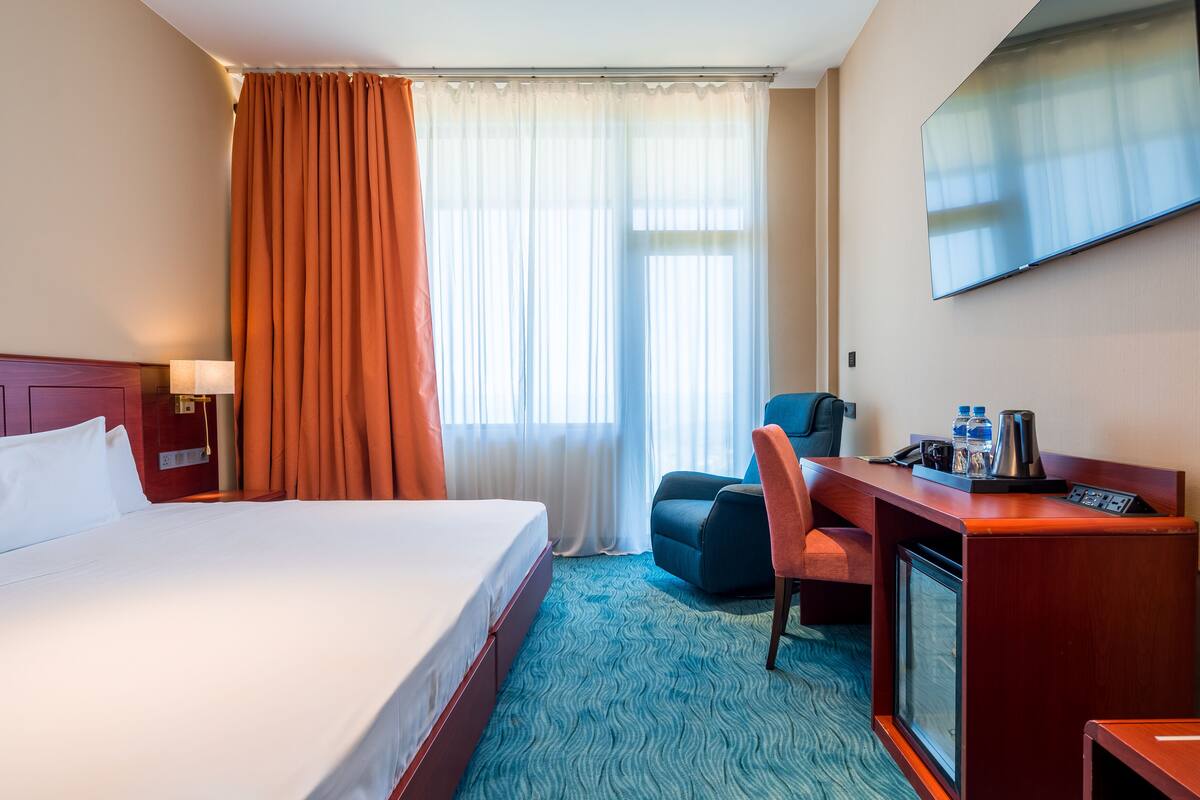 California King Room | Värdeförvaringsskåp på rummet och arbetsyta för laptop