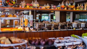 Café da manhã com buffet grátis todos os dias