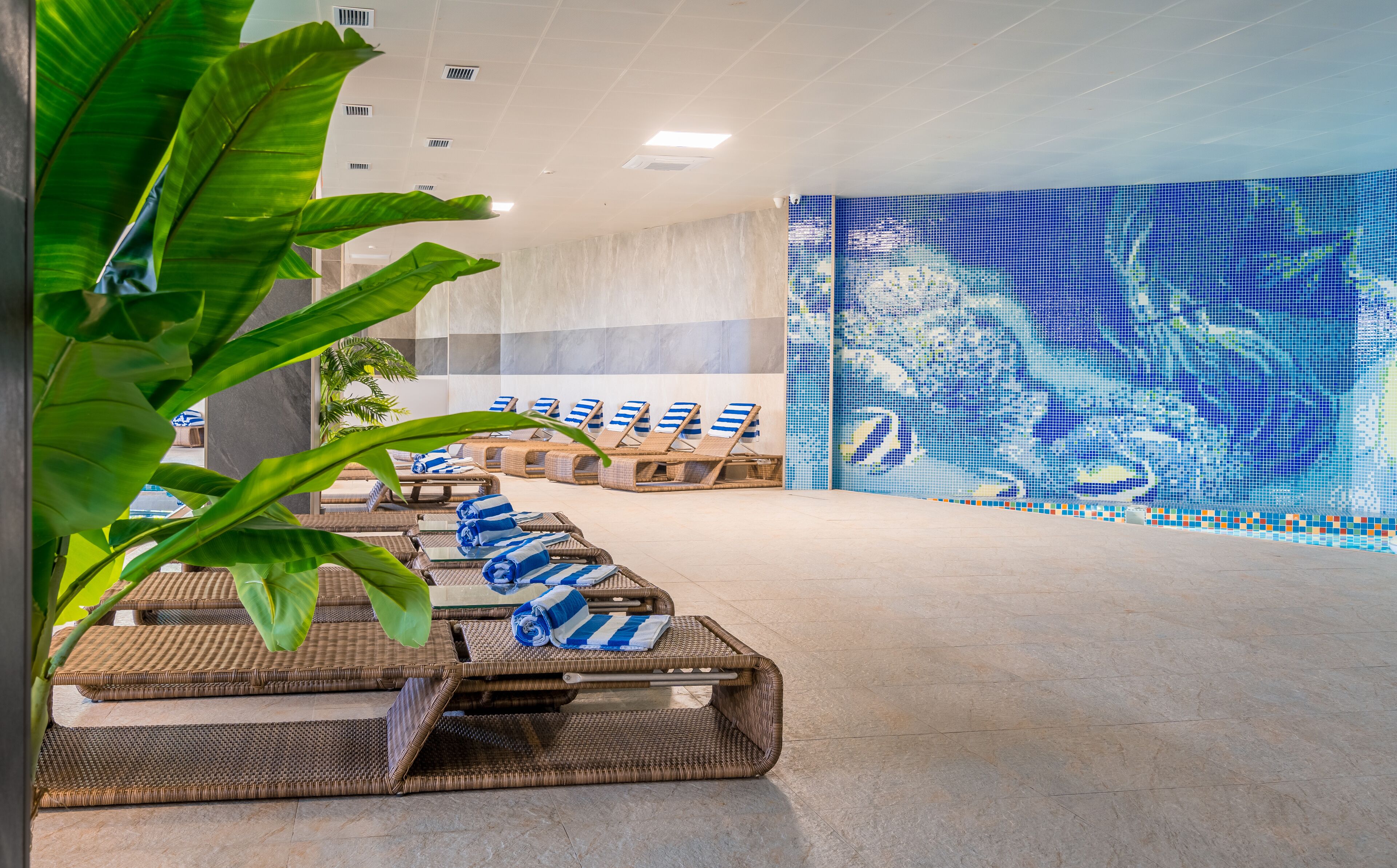 Sauna, hot tub, steam room, hot stone massages, deep-tissue massages