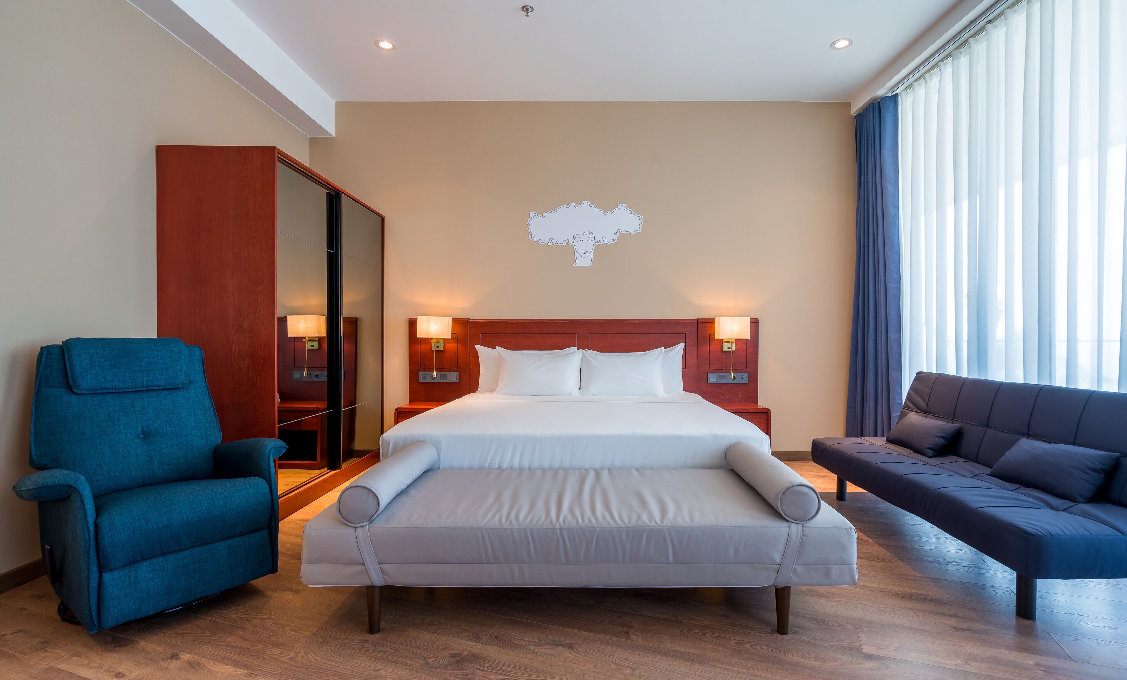 خزنة داخل الغرفة ومساحة عمل للكمبيوتر المحمول وأسرّة أطفال/رضّع (مجانًا)