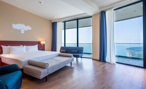 Premier King Room | Värdeförvaringsskåp på rummet och arbetsyta för laptop