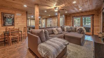 Cabin, 4 Bedrooms | Living area