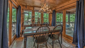 Cabane, 4 chambres | Restauration dans la chambre