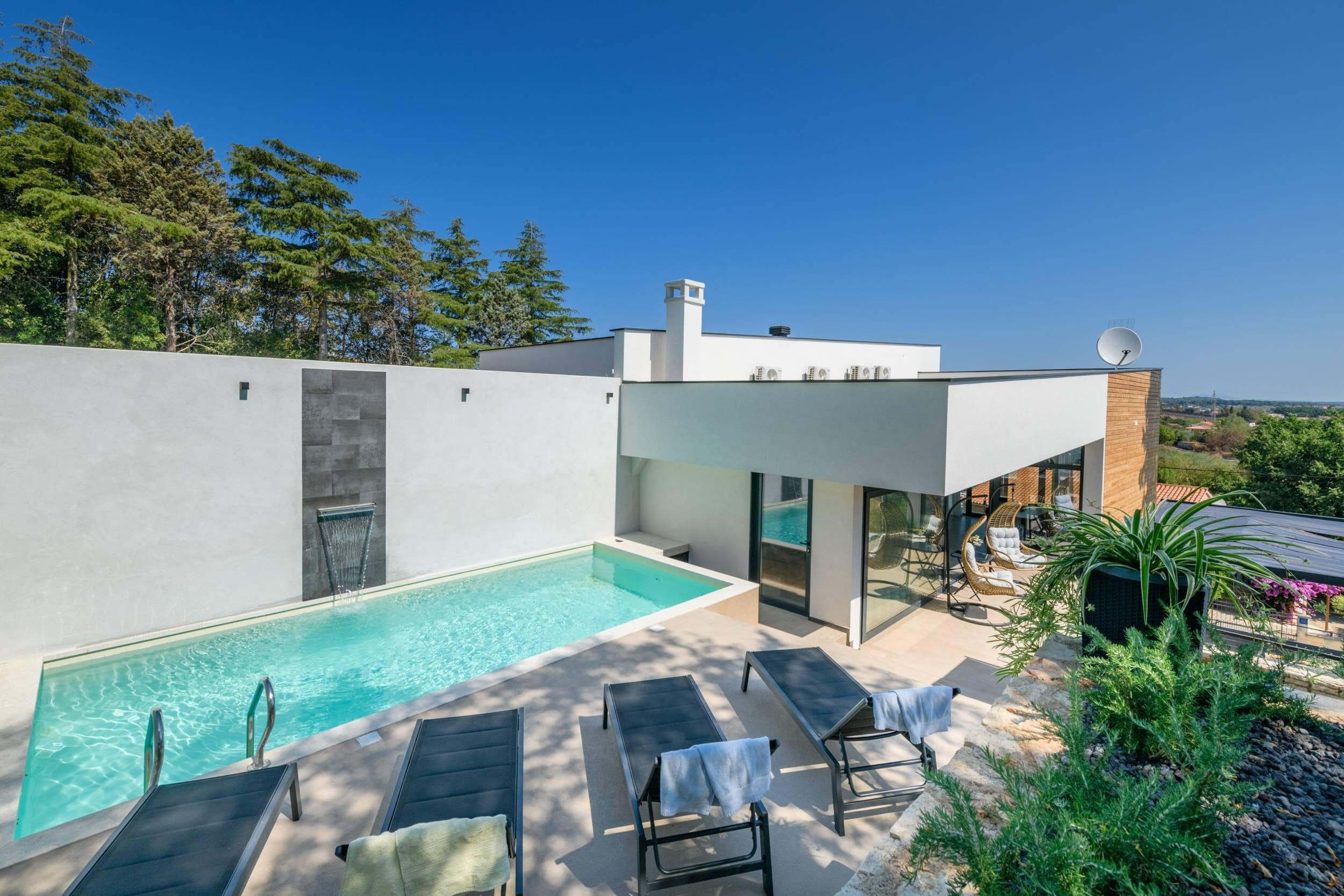 Una piscina al aire libre, una piscina climatizada