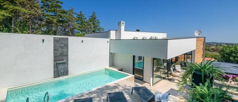 Una piscina al aire libre, una piscina climatizada