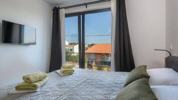 3 bedrooms, iron/ironing board, travel crib, free WiFi