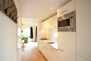 Fridge, microwave, stovetop, dishwasher - Chalet with 2 bedrooms and a terrace (Hulshorst)