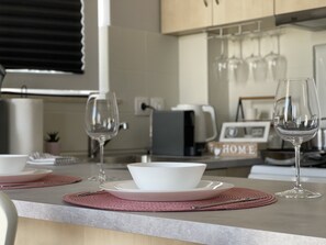 Kaffetrakter/tekoker, høy barnestol, kjøkkenutstyr og papirhåndklær