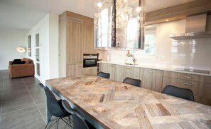 Micro-ondes, lave-vaisselle, cafetière/bouilloire