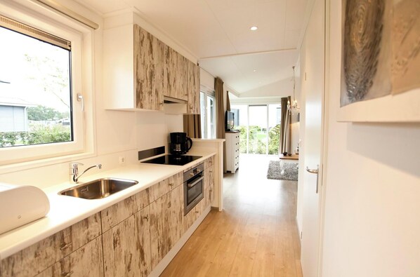 Kjøleskap, mikrobølgeovn, kokeplater og oppvaskmaskin