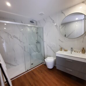 Shower, hair dryer, towels, soap - Premium Pestana Apartments (Porto)