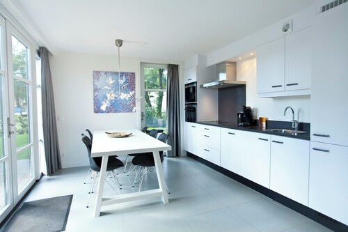 Bungalow with 4 bedrooms and a terrace with outdoor fireplace