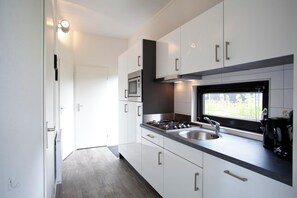 Fridge, microwave, dishwasher, coffee/tea maker - Chalet with 2 bedrooms and a terrace (Nijkerk)