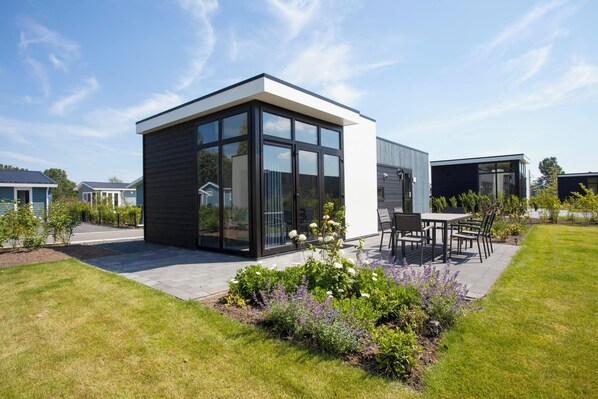 Outdoor dining - Chalet with 2 bedrooms and a terrace (Nijkerk)