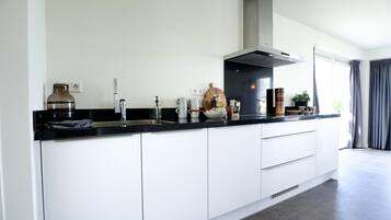 Kühlschrank, Mikrowelle, Geschirrspüler