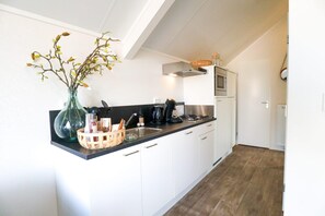 Jääkaappi, mikroaaltouuni, astianpesukone, kahvin-/teenkeitin