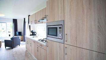 Een koelkast, een magnetron, een kookplaat, een vaatwasser