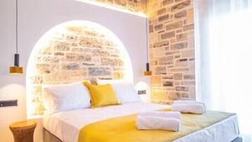 3 soverom, skrivebord, strykejern/-brett og reiseseng for barn