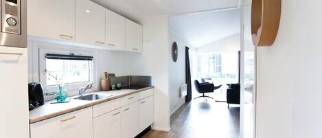 Refrigerador, microondas, lavavajillas y cafetera y tetera