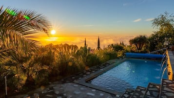 Een verwarmd zwembad