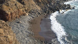 A rocky coastline with waves crashing onto the shore. - Absolute Ruhe und Alleinlage Über den Wolken, Pool - Panorama Suite El Mirador (Las Tricias)