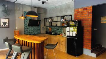 Shared Dormitory, Women only | Dapur peribadi | Peti sejuk/penyejuk beku saiz penuh, ketuhar gelombang mikro