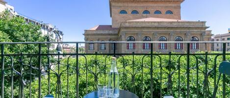 屋外ダイニングエリア