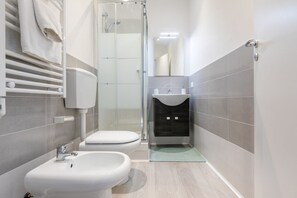 Dusche, Haartrockner, Bidet, Handtücher