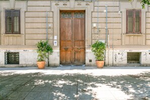 Exterior detail - Bright Apartment with View of the Maximum Theater (Palermo)