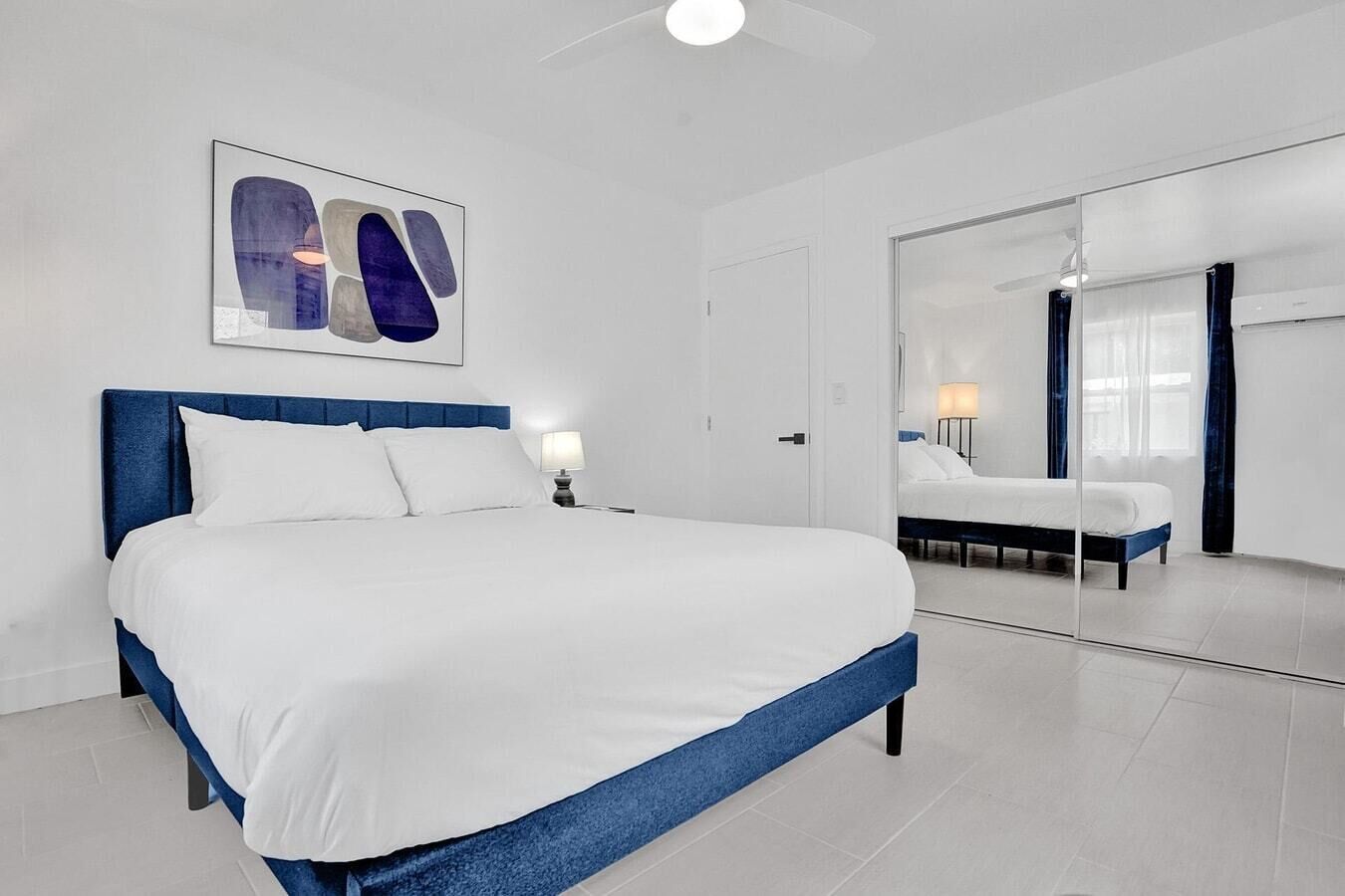 1 habitación, tabla de planchar con plancha y ropa de cama 