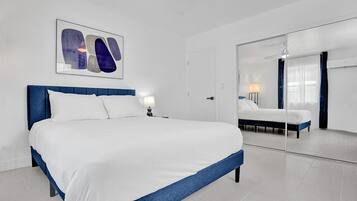 1 habitación, tabla de planchar con plancha y ropa de cama