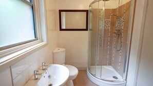 Douche, sèche-cheveux, serviettes fournies, savon