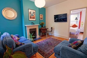 TV - Escape to Boscobel: Enjoy a Cosy 1 Bed Apartment with Free Parking (Winchester)