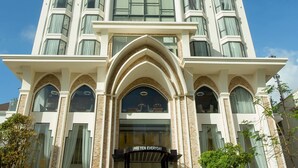 A multi-story hotel with a prominent entrance, large windows, and a modern architectural design. - Phú Yên Everyday Hotel (Tuy Hoa)