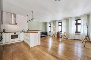 Microwave, dishwasher, cookware/dishes/utensils - Apartment Uniwersytecka Heart of Wroclaw (Wroclaw)