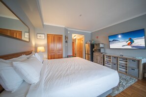 Design Studio, 1 King Bed with Sofa bed, Kitchen, Valley View (Gateway Lodge 5084) | Individually decorated, individually furnished, laptop workspace