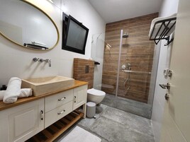 Deluxe Studio, Balcony, Mountain View | Bathroom | Free toiletries, hair dryer, towels, soap